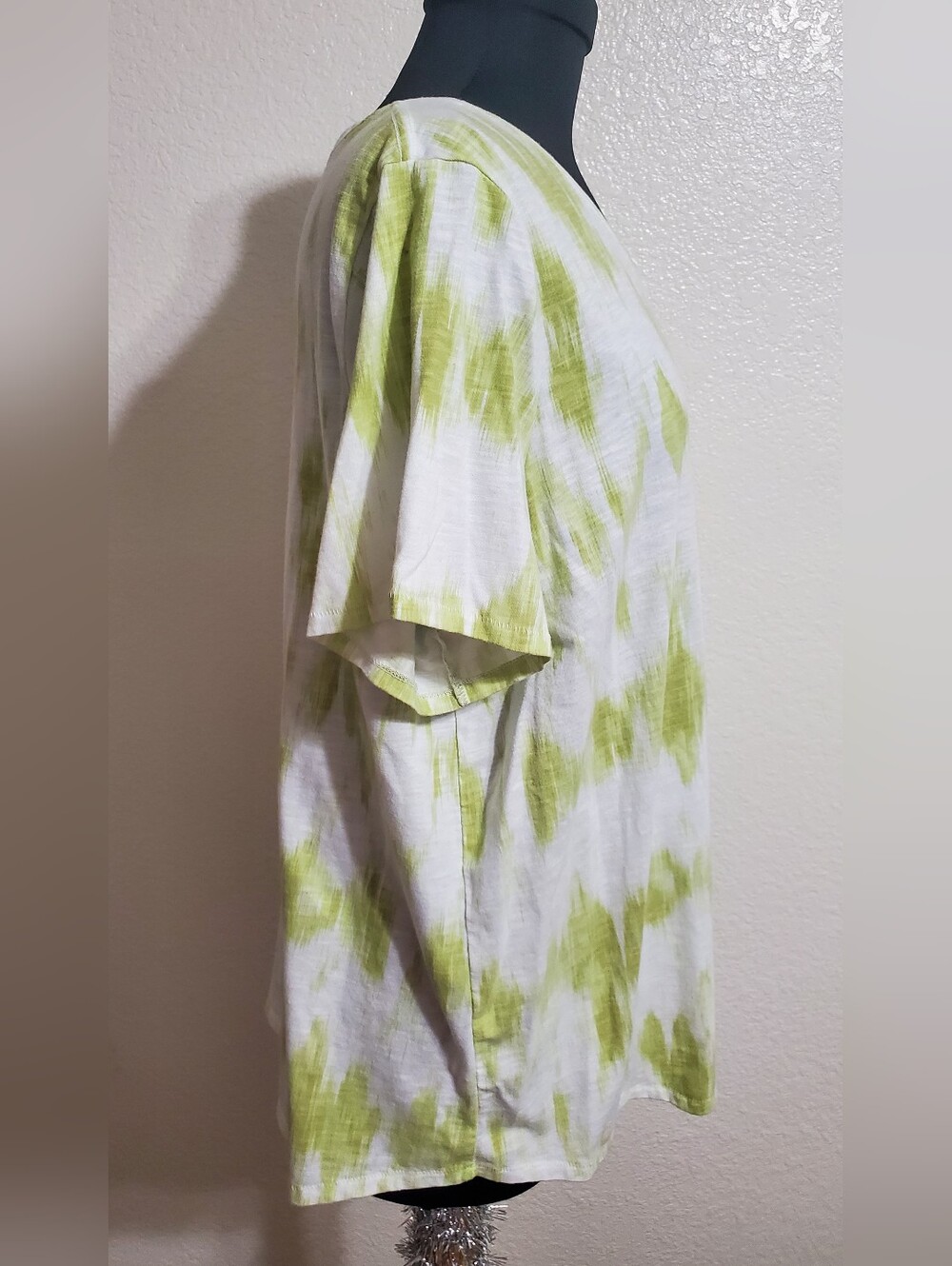 **SALE** Women's V-Neck Tie-Dye Short Sleeve Top - Green - Picture 2 of 5